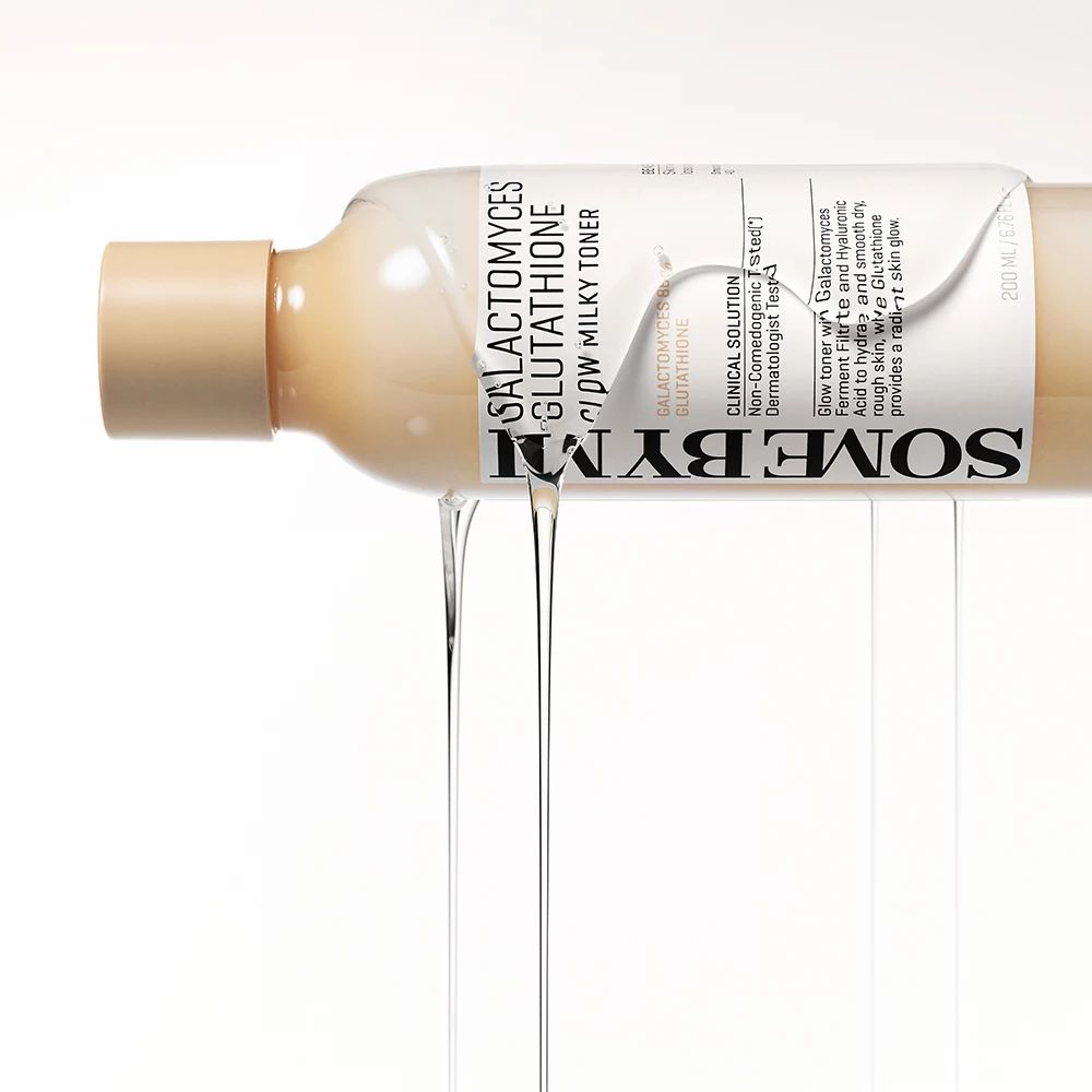 Flasche SOME BY MI, Galactomyces Glutathione Glow Milky Toner. Flüssigkeit tropft aus der Flasche.