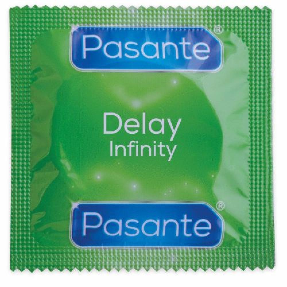 Einzelnes Kondom in grüner Verpackung. Marke Pasante, Delay Infinity. Quadratische Verpackung.
