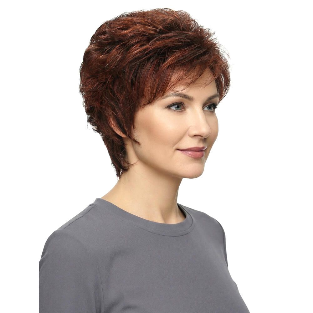 Kurzhaarperücke in Rotbraun. Frau mit grauen Shirt, Blick zur Seite. Natürlicher Look.