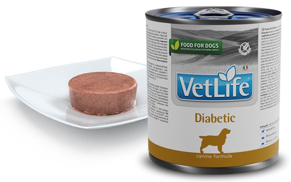 Hundefutterdose und Futter auf Teller. Aufschrift: VetLife Diabetic. Logo, italienische Flagge. Zertifizierungslogos.