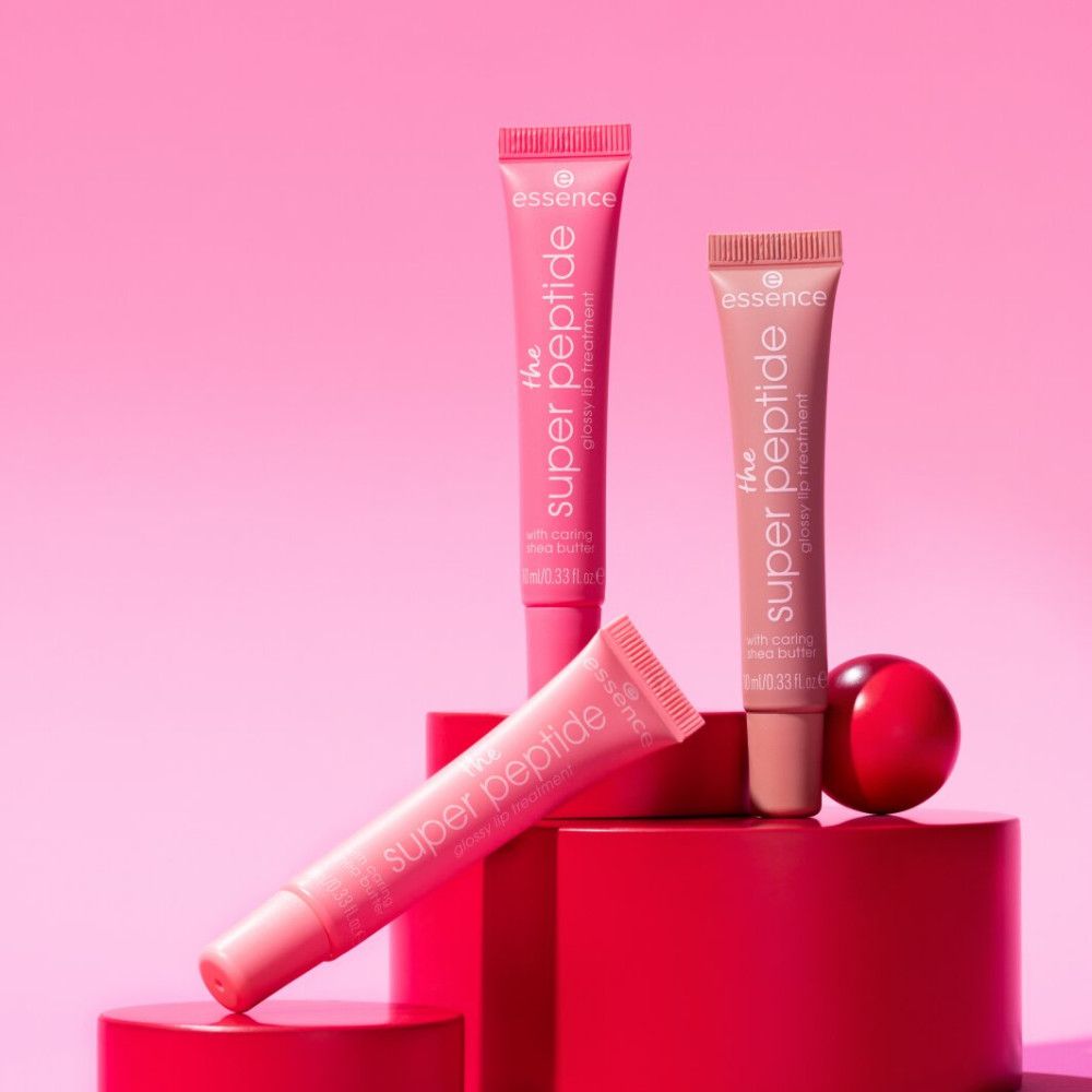 Drei Essence Super Peptide Lip Treatment Tuben auf roten Podesten. Rosa Hintergrund. Eine Tube liegt.