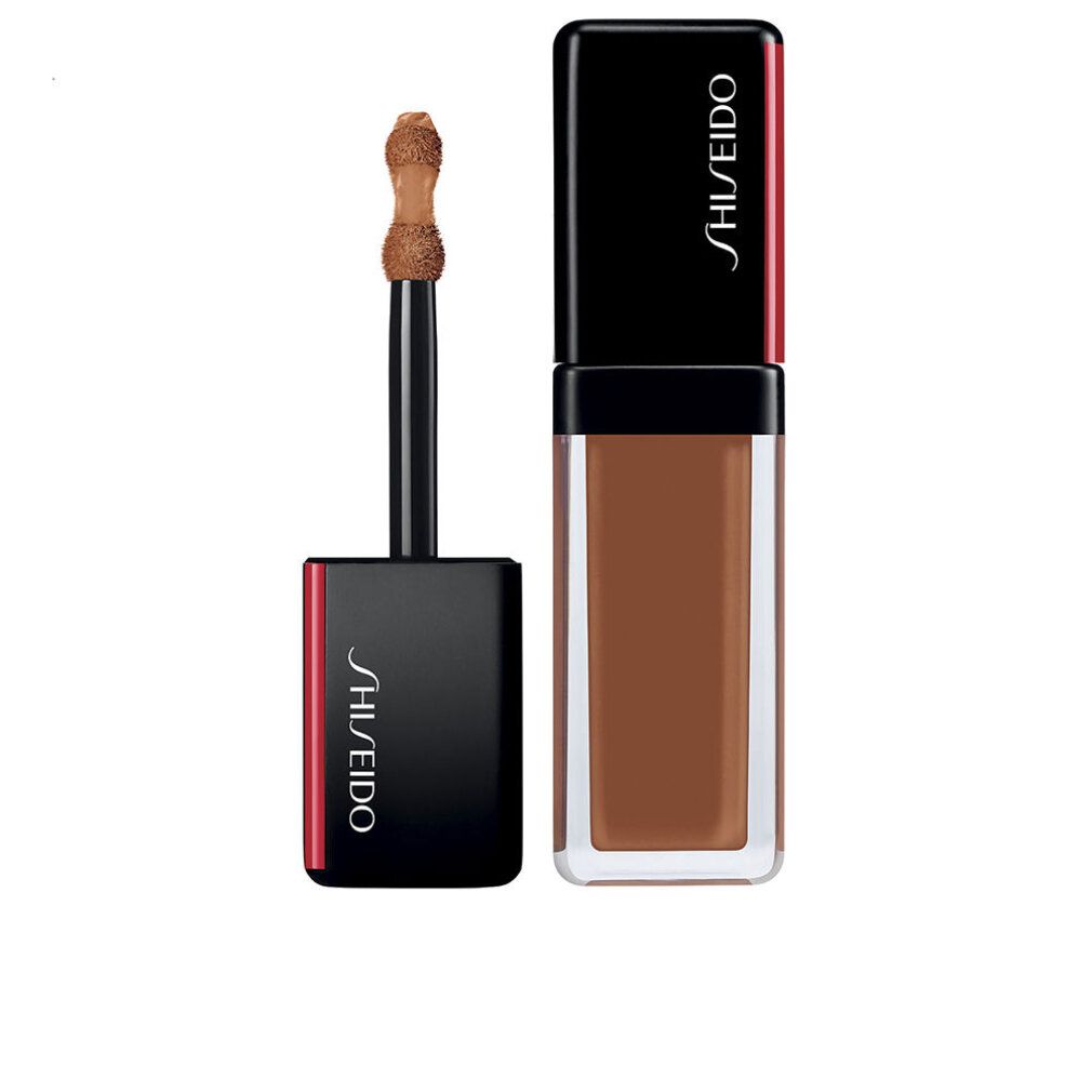 Beige Concealer-Fläschchen mit schwarzem Deckel. Der Applikator ist sichtbar. Shiseido-Logo auf dem Deckel.
