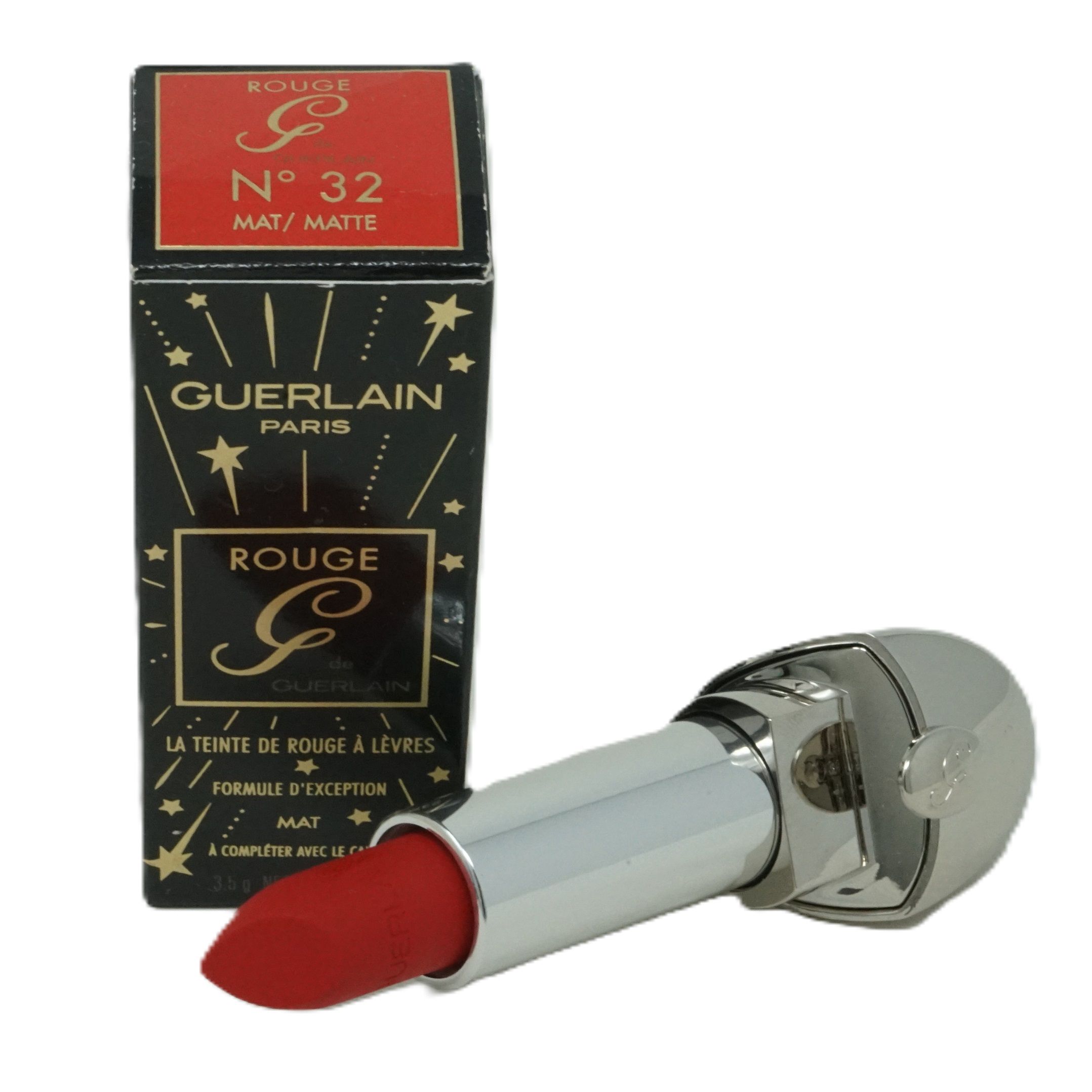 Roter Lippenstift mit silberner Hülse und schwarzer Verpackung. Auf der Verpackung steht "Guerlain Paris Rouge" und "N° 32 Mat/Matte".