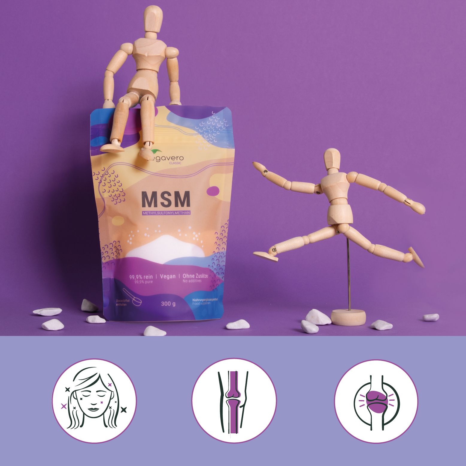 VEGAVERO MSM Pulver-Beutel neben Holzpuppen. Aufschrift: MSM, 99,9% rein, vegan, ohne Zusätze. Drei Icons: Gesicht, Knie, Gelenk.