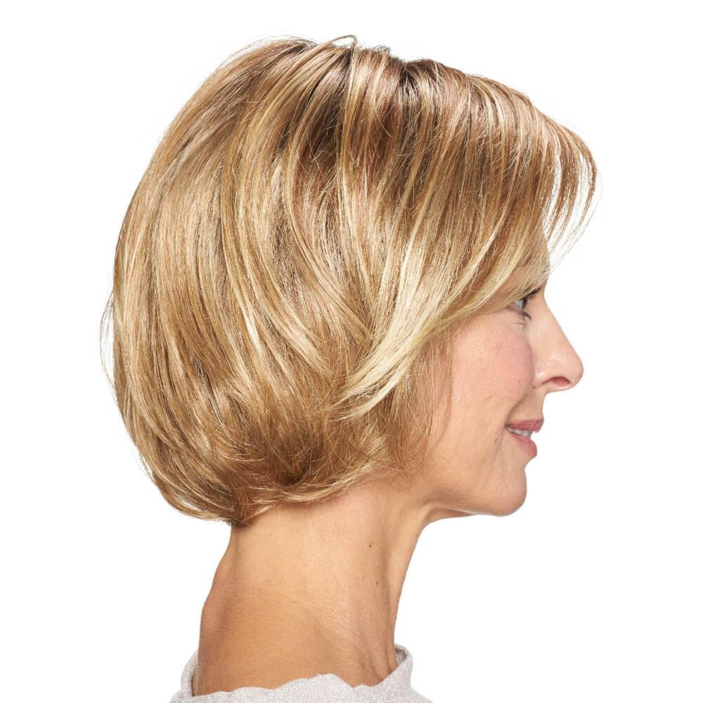 Perücke STOCKHOLM, blond, kurze Haare. Frau im Profil, Blick zur Seite. Hellbraune Strähnen.