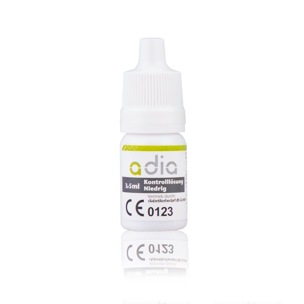 Weiße Flasche mit grünem Etikett und weißem Verschluss. Beschriftung: adia, 3.5ml, Kontrolllösung Niedrig, CE 0123.