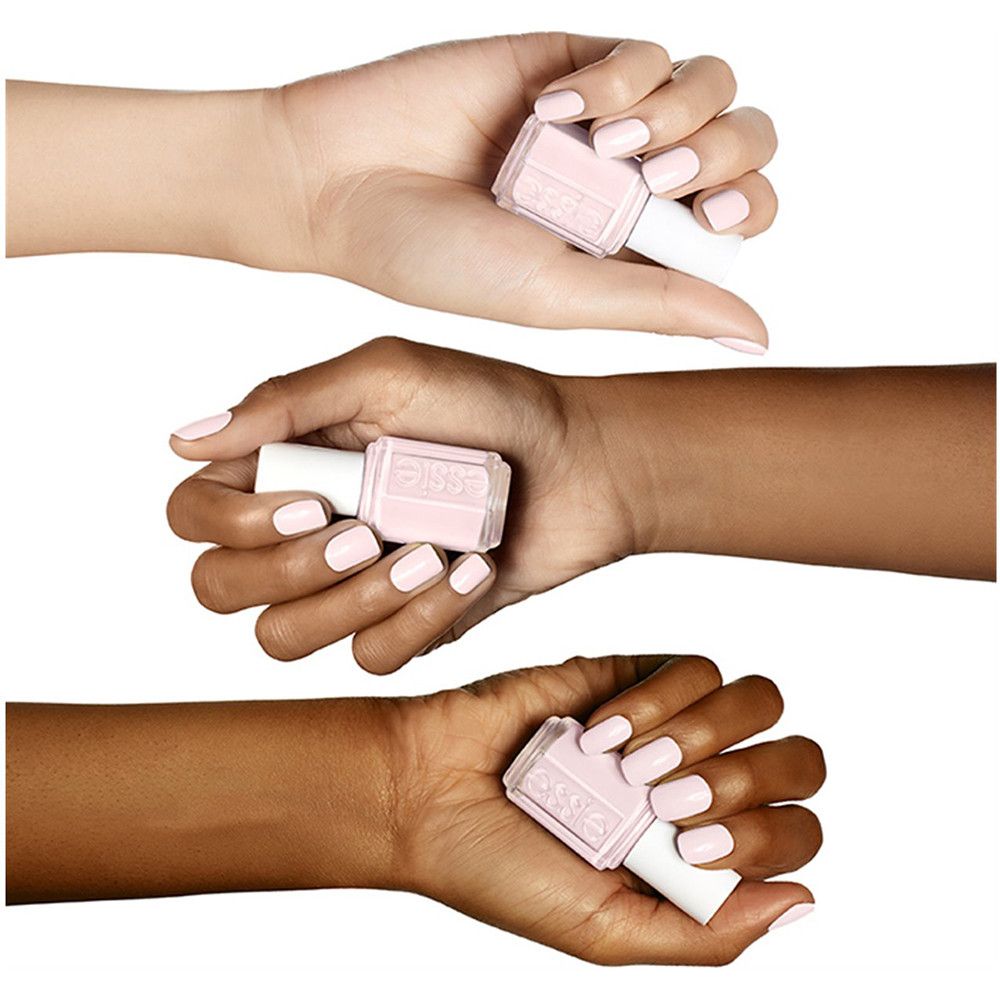 Drei Hände mit Essie Nagellack in zartem Rosa auf verschiedenen Hauttönen.