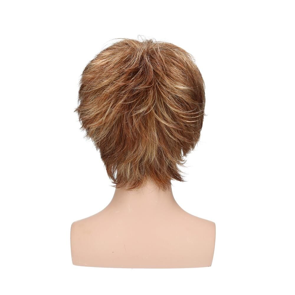 Perücke Mary von Lofty, braun-blond, auf einem Schaufensterkopf. Kurze, gewellte Haare. Rückansicht.