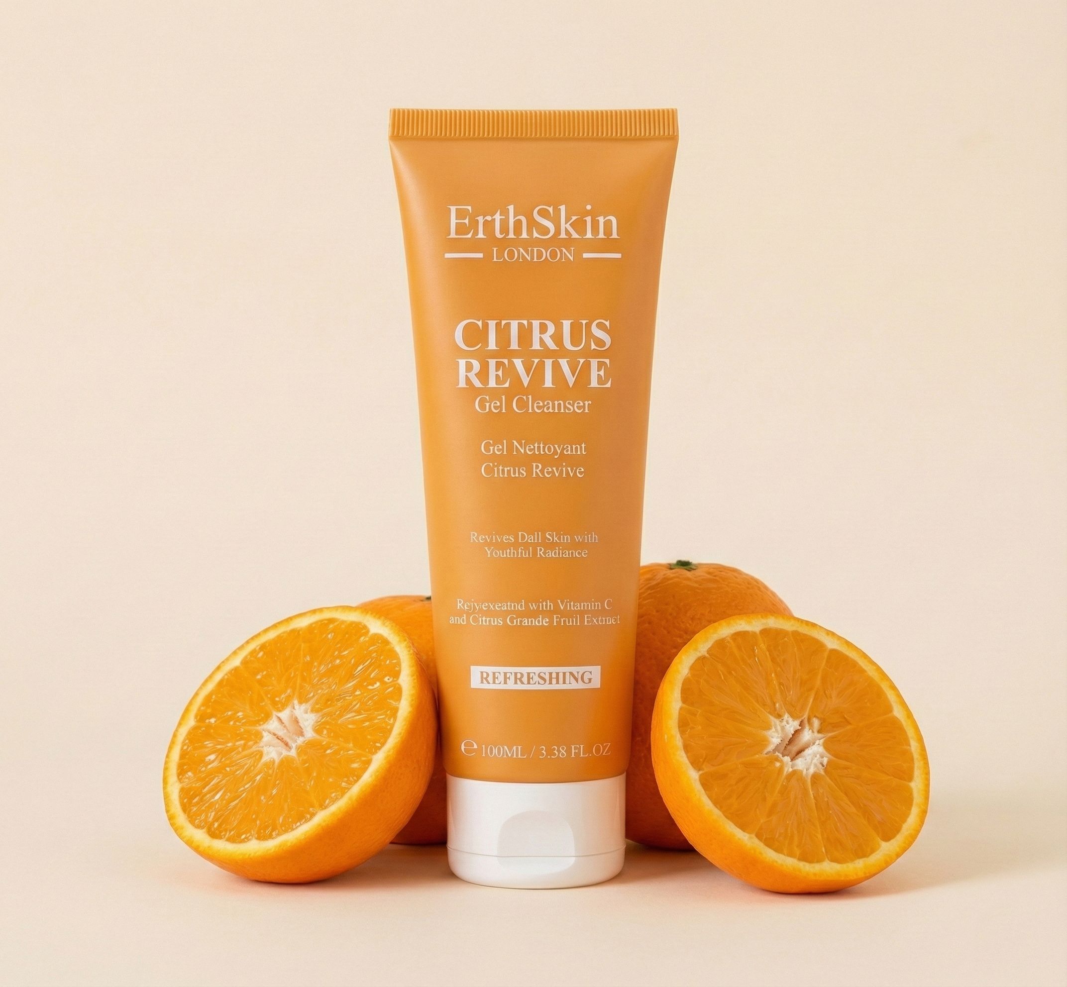 Orangefarbene Tube mit Produktnamen und Orangen. Aufschrift: ErthSkin London CITRUS REVIVE Gel Cleanser. Zwei Orangenhälften.
