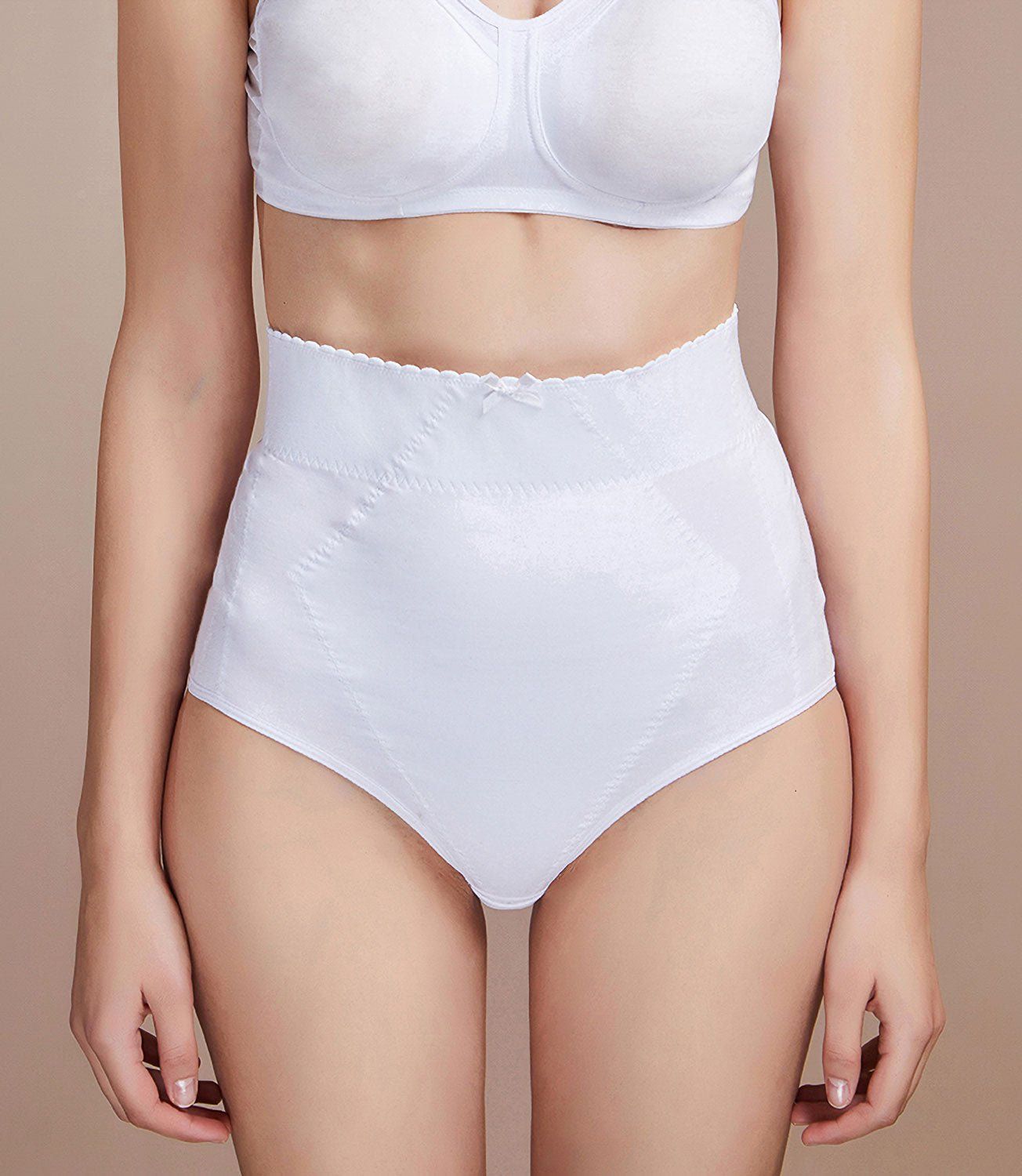 Weiße Miederhose mit hohem Bund. Scalloped Bund mit Schleife. Geformte Einsätze.