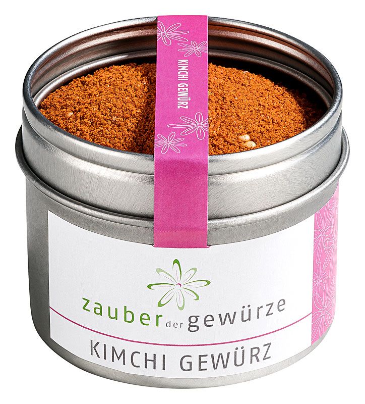 Runde Dose mit Kimchi Gewürz. Rosa Etikett mit Produktname und Blütenmuster. Deckel mit Aufkleber "Kimchi Gewürz".