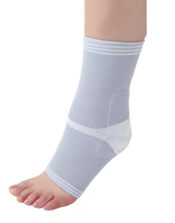 Bandage für die Achillessehne. Hellblau und weiß. Am Fuß getragen. Mit weißem Rand und Verstärkung.