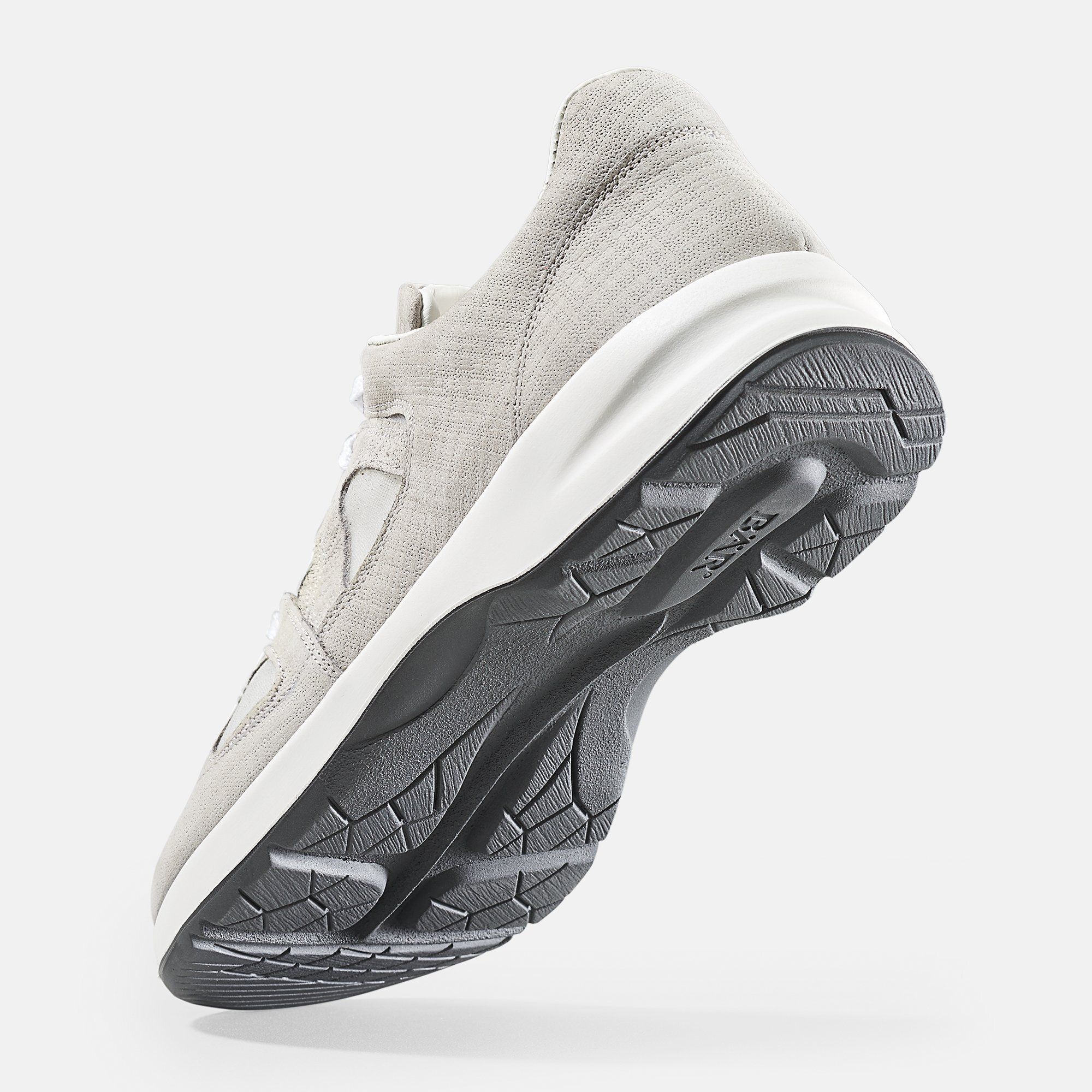 Hellgrauer BÄR Schuh Kayla Damen. Unteransicht. Schwarze Sohle, weiße Zwischensohle. BÄR Logo. Mesh-Einsätze. Breite Passform.