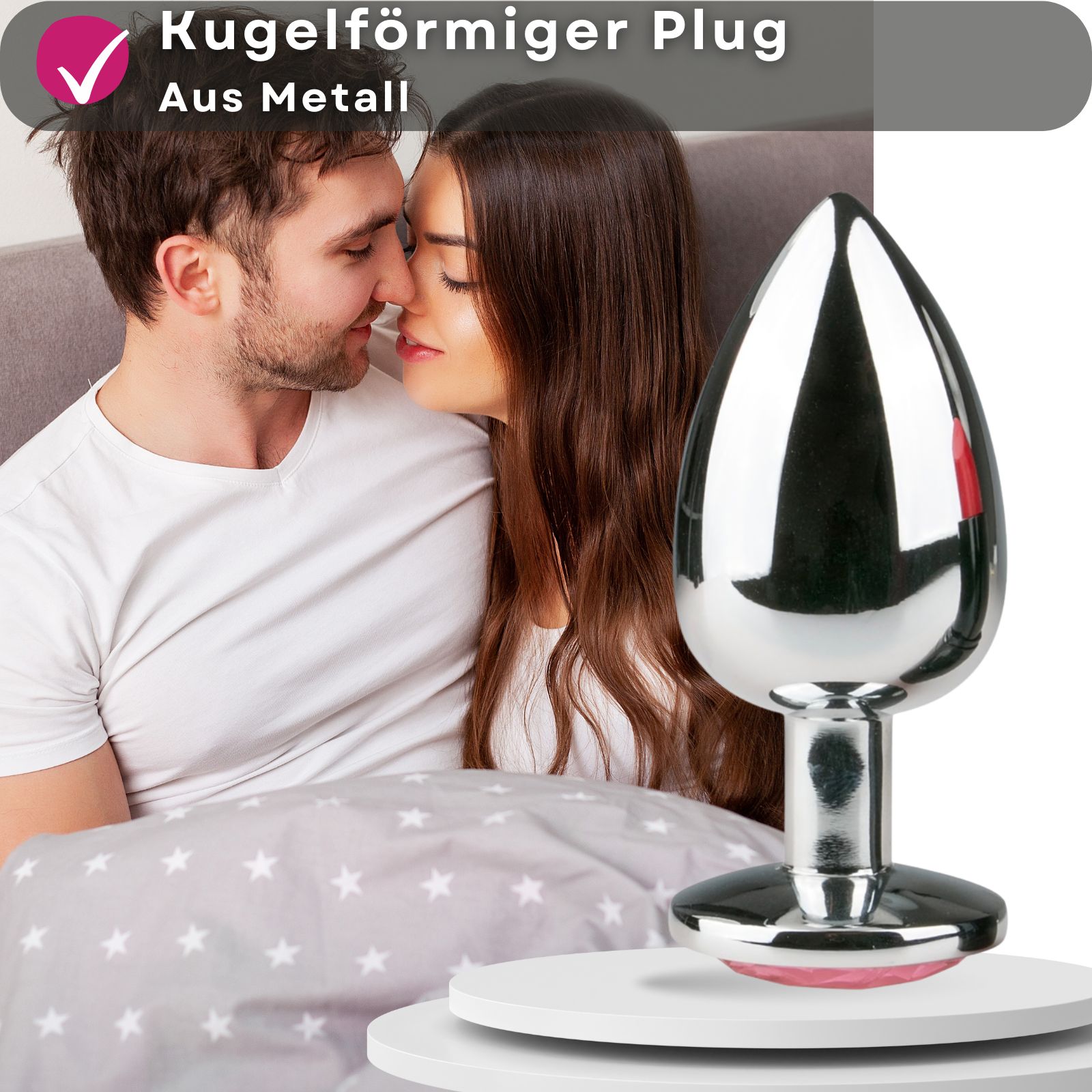 Kugelförmiger Analplug aus Metall. Paar küsst sich im Bett. Produkt auf Podest.