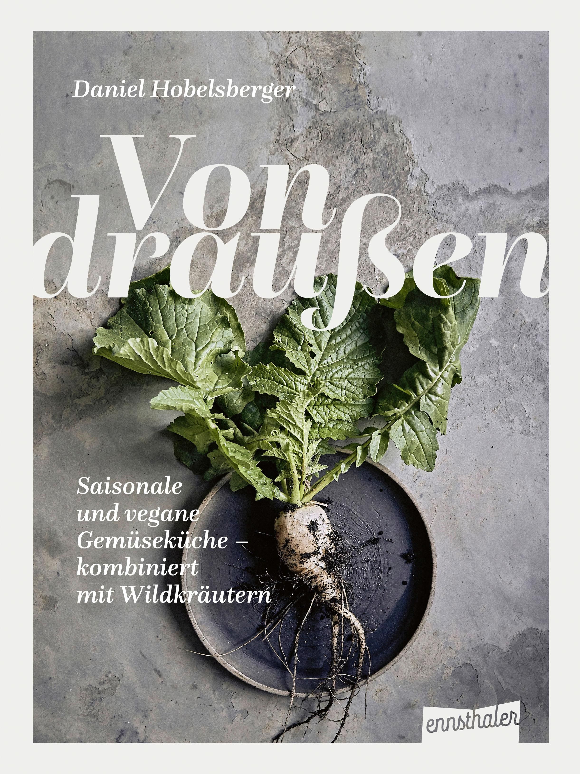 Buchcover mit Titel "Von draußen". Gemüse auf Teller. Autor: Daniel Hobelsberger. Saisongemüse mit Wildkräutern.