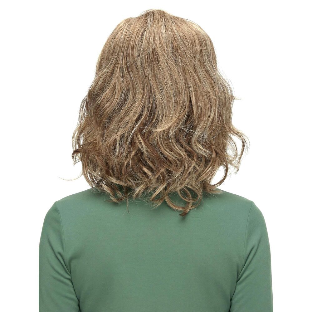 Perücke mit gewelltem, blond-braunem Haar. Rückansicht einer Frau mit grünem Oberteil.