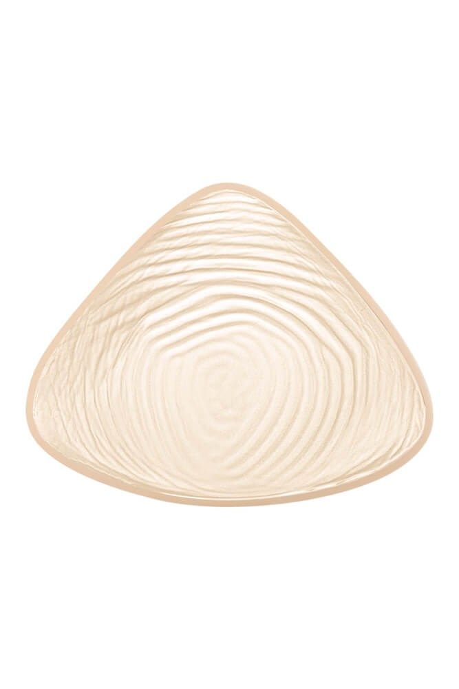 Brustprothese in Tropfenform. Beige, mit wellenförmiger Oberfläche. Mittlere Brustform.