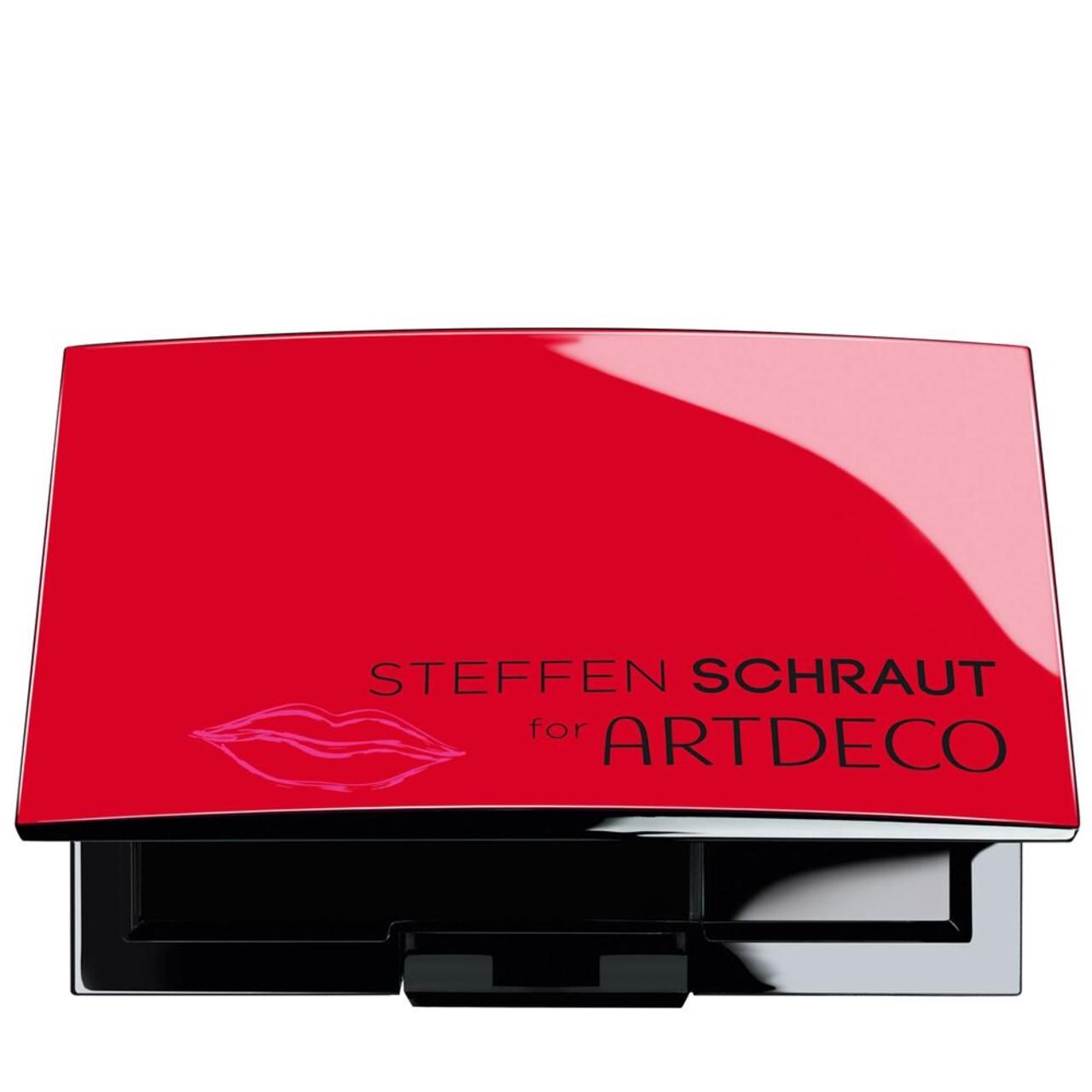 Rote Beauty Box "Quattro" von Artdeco. Deckel mit Schriftzug "Steffen Schraut for Artdeco" und Lippen-Umriss. Schwarzer Rahmen.