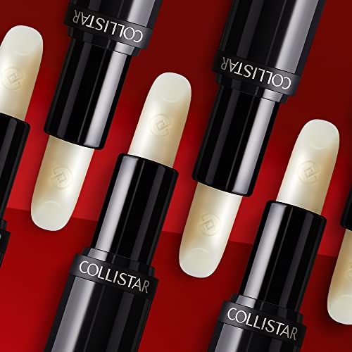 Mehrere Lippenbalsamstifte. Schwarze Hüllen, weißer Balsam. Marke COLLISTAR. Roter Hintergrund.