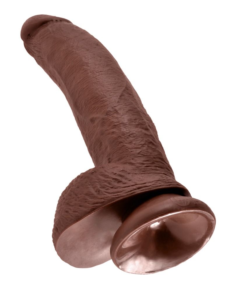 Dildo marrone scuro con superficie strutturata. Base con ventosa. Su sfondo bianco.
