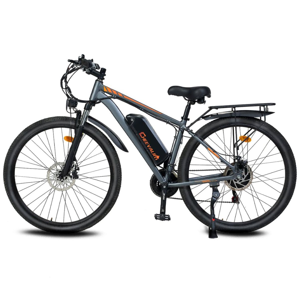 Graues E-Mountainbike mit orangefarbenen Akzenten. Schwarze Reifen, Gepäckträger und Schutzbleche. Akku mit "CHEEVALRY"-Logo.