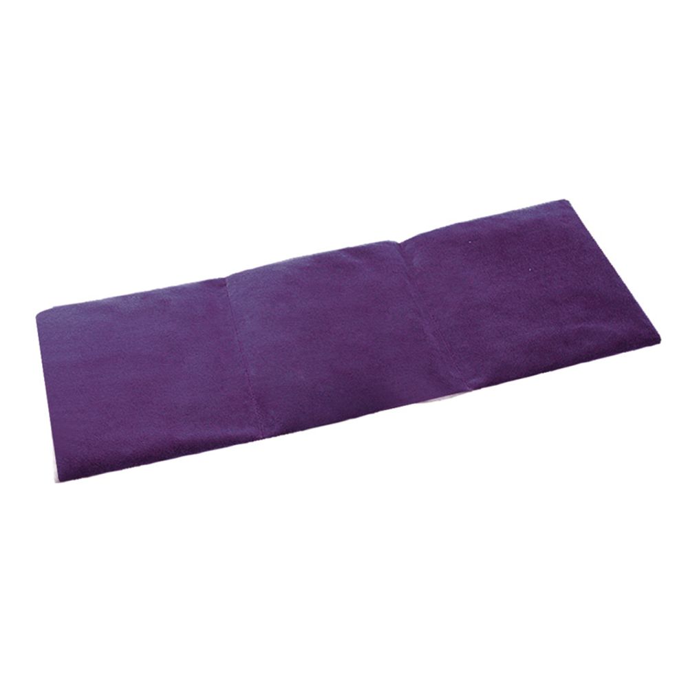 Langes, rechteckiges Kissen aus violettem Stoff, gefaltet in drei Abschnitte.