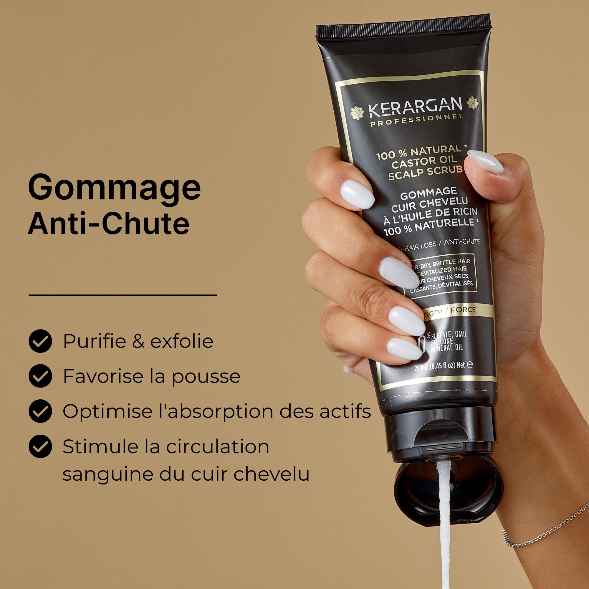 Main tenant un tube. Texte : Gommage Anti-Chute. Produit : Kerargan. Tube noir, écriture dorée.