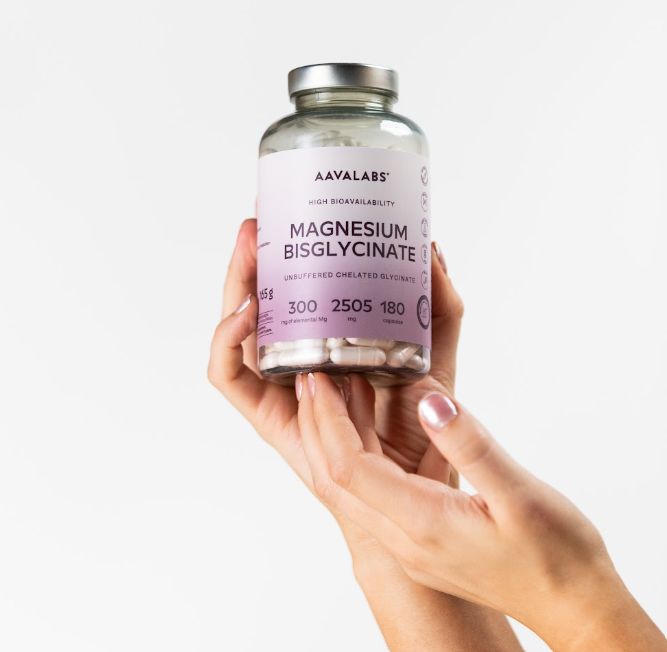 Hände halten eine Flasche Aavalabs Magnesium Bisglycinat. 300 mg elementares Magnesium pro Kapsel.