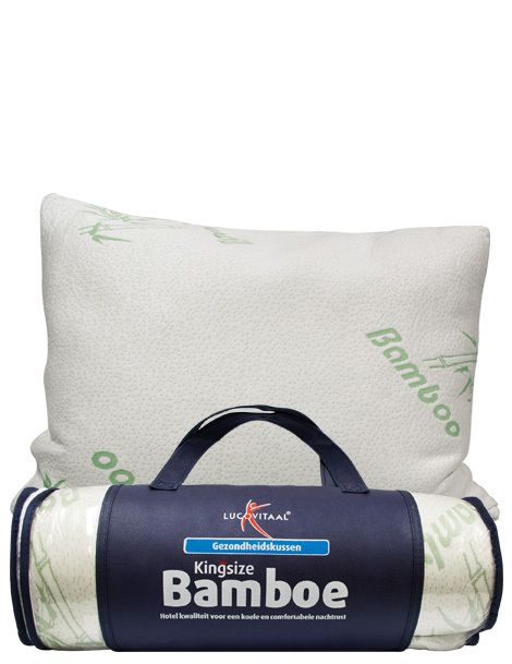 Oreiller king-size en bambou blanc et sac de transport roulé. Le sac porte l'inscription "Bamboe" et "Kingsize".
