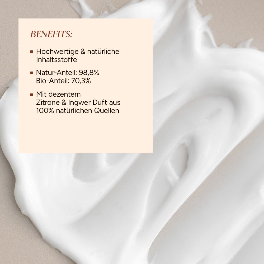 Nahaufnahme von weißer Creme. Text: BENEFITS, hochwertige & natürliche Inhaltsstoffe, Natur-Anteil: 98,8%, Bio-Anteil: 70,3%.