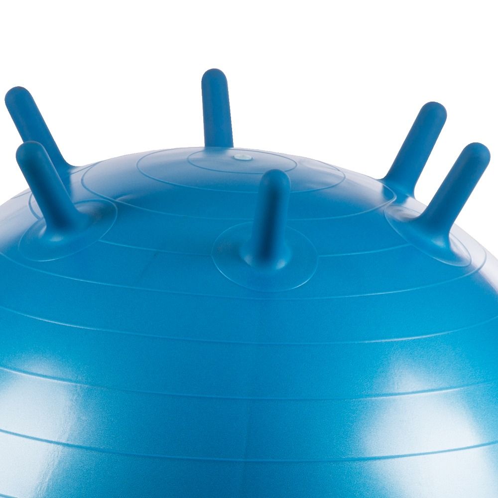 Nahaufnahme eines blauen Gymnastikballs mit Noppen. Der Ball hat mehrere kleine, hervorstehende Noppen.