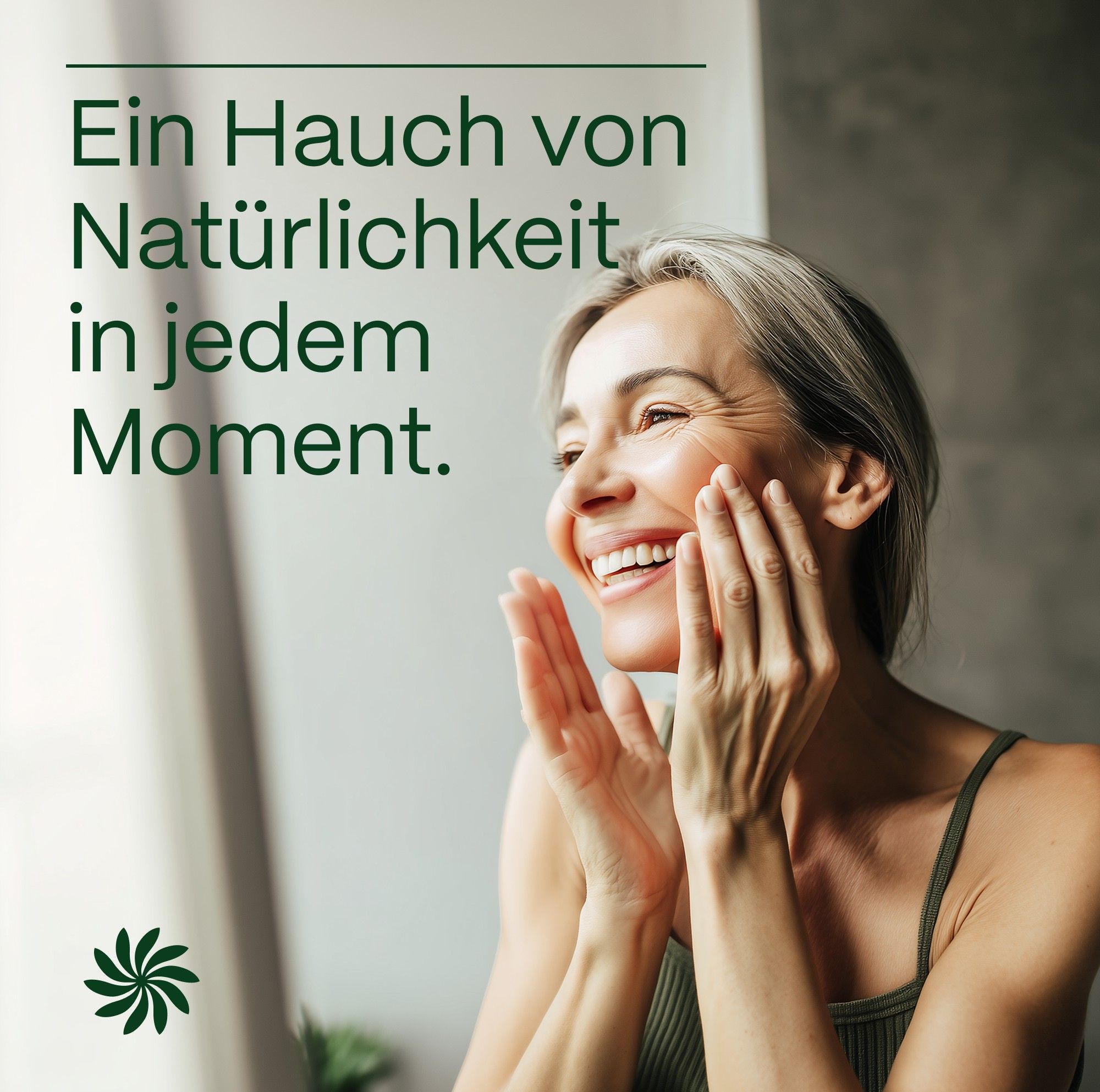 Lächelnde Frau berührt ihr Gesicht. Text: Ein Hauch von Natürlichkeit in jedem Moment.