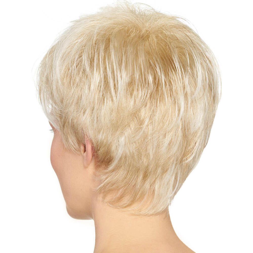 Blonde Kurzhaarperücke, Rückansicht. Frau mit Perücke, Hinterkopf, vor weißem Hintergrund.
