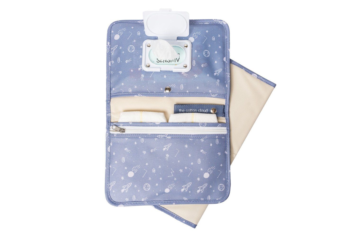Geöffnete Windeltasche Cosmic mit Innenfächern, Feuchttücher-Spender, Wickelunterlage.