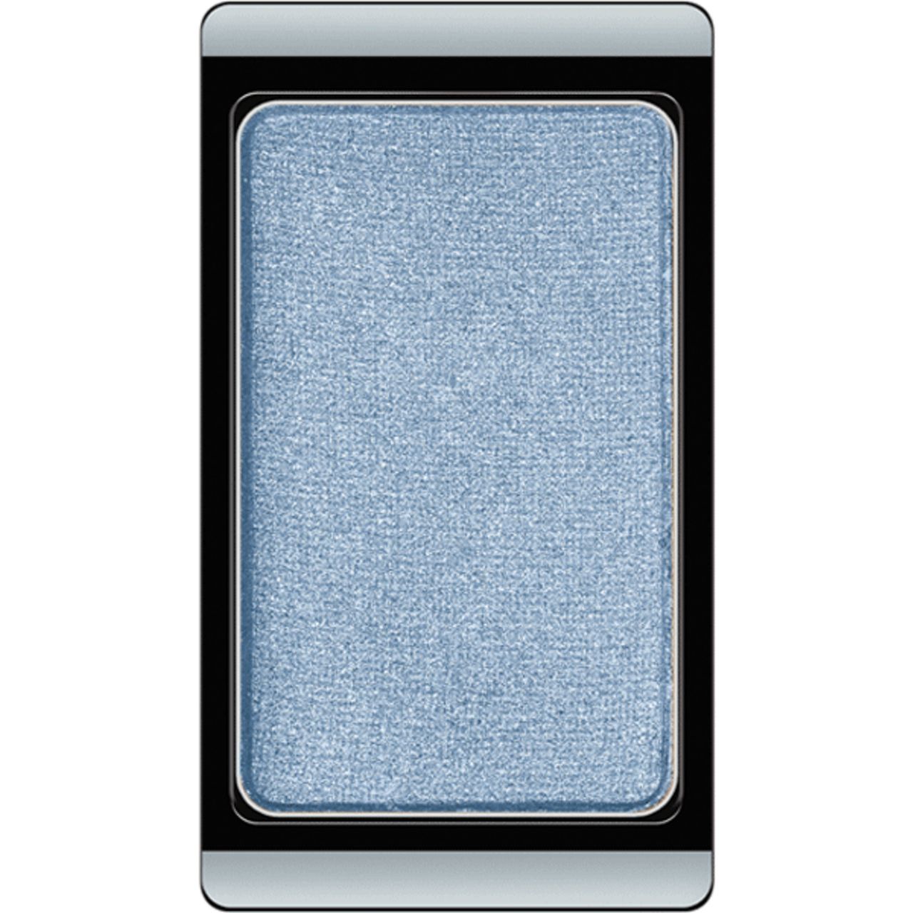Einzelner blauer Lidschatten in einer rechteckigen, schwarzen und silbernen Hülle. Produktansicht von oben.