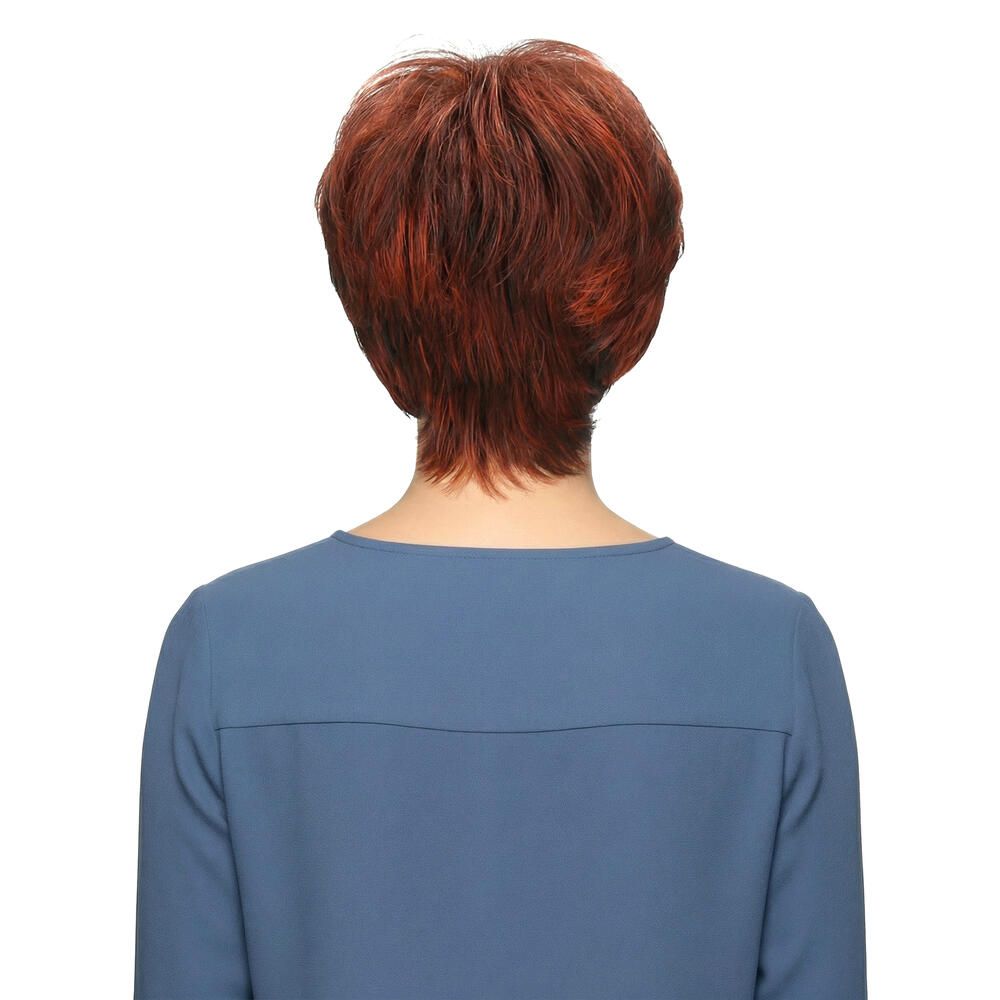 Rückansicht einer rotbraunen Kurzhaarperücke. Die Haare sind kurz geschnitten und fallen in weichen Wellen.