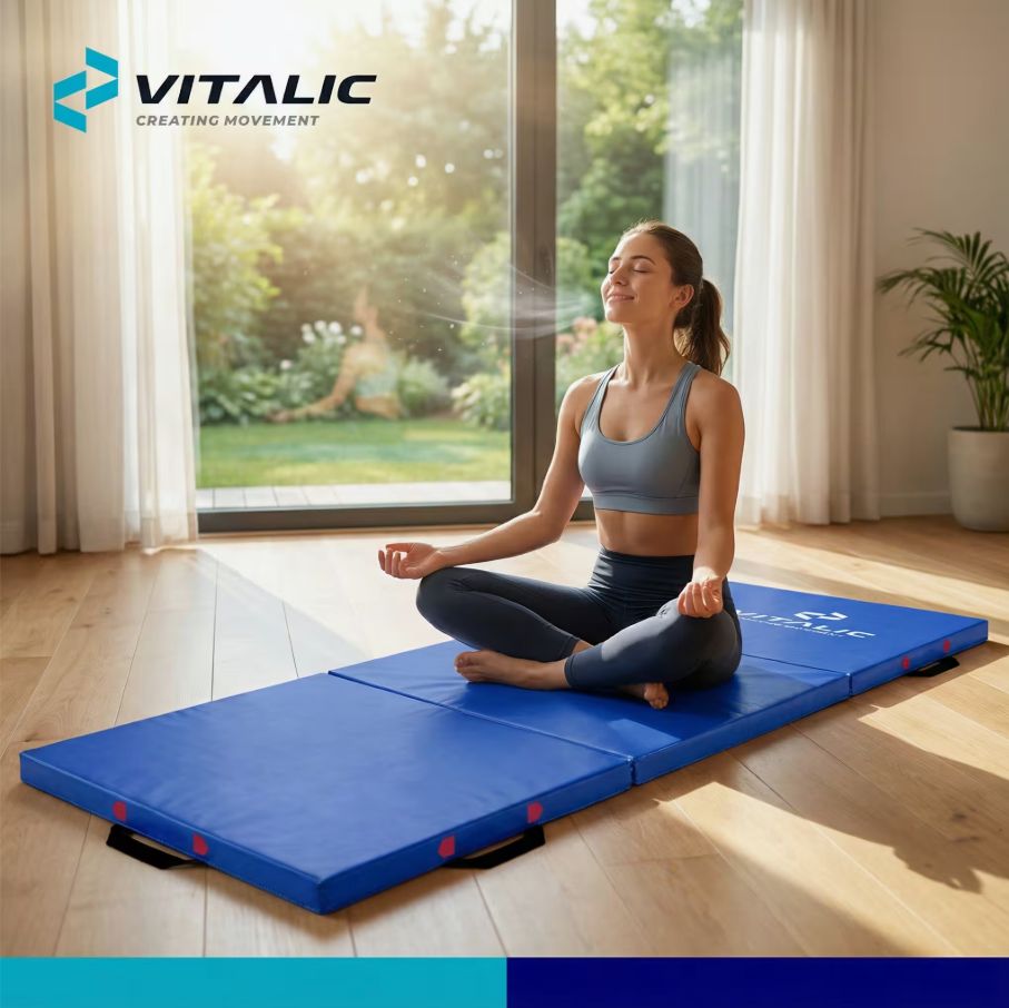 Frau meditiert auf blauer Fitnessmatte. Logo und Tragegriffe sichtbar.