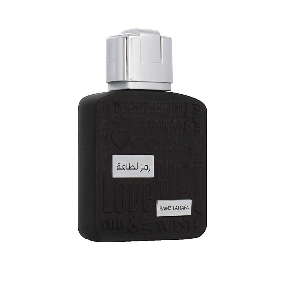 Schwarzer Flakon mit silbernem Verschluss. Texturierte Oberfläche mit Schriftzügen. Arabische Schriftzeichen und „RAMZ LATTAFA“.