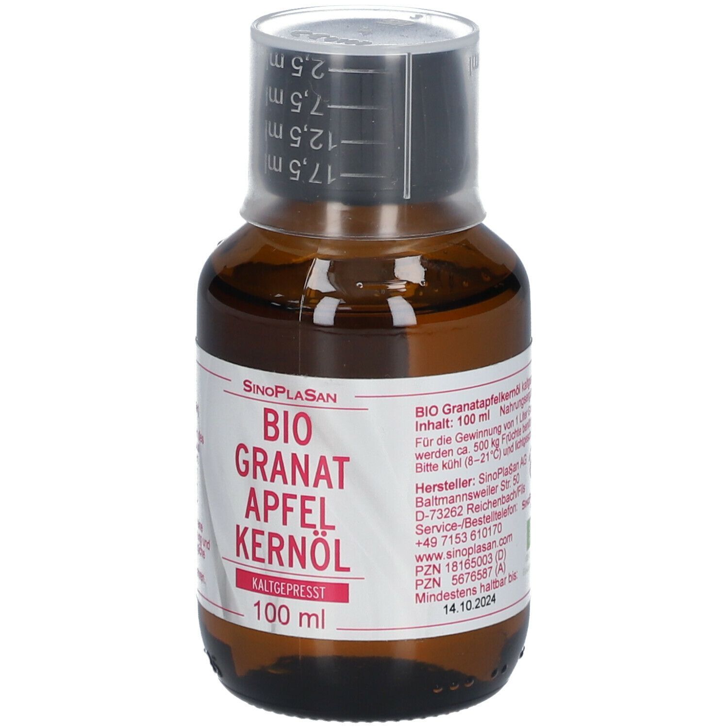 Braune Glasflasche mit Messbecherverschluss. Aufschrift: BIO Granatapfel Kernöl, kaltgepresst. 100 ml. Mindesthaltbarkeitsdatum.