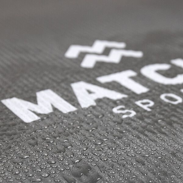 Graue Fitnessmatte mit weißem Logo und Wassertropfen. Das Logo zeigt "MATCHU SPORTS".