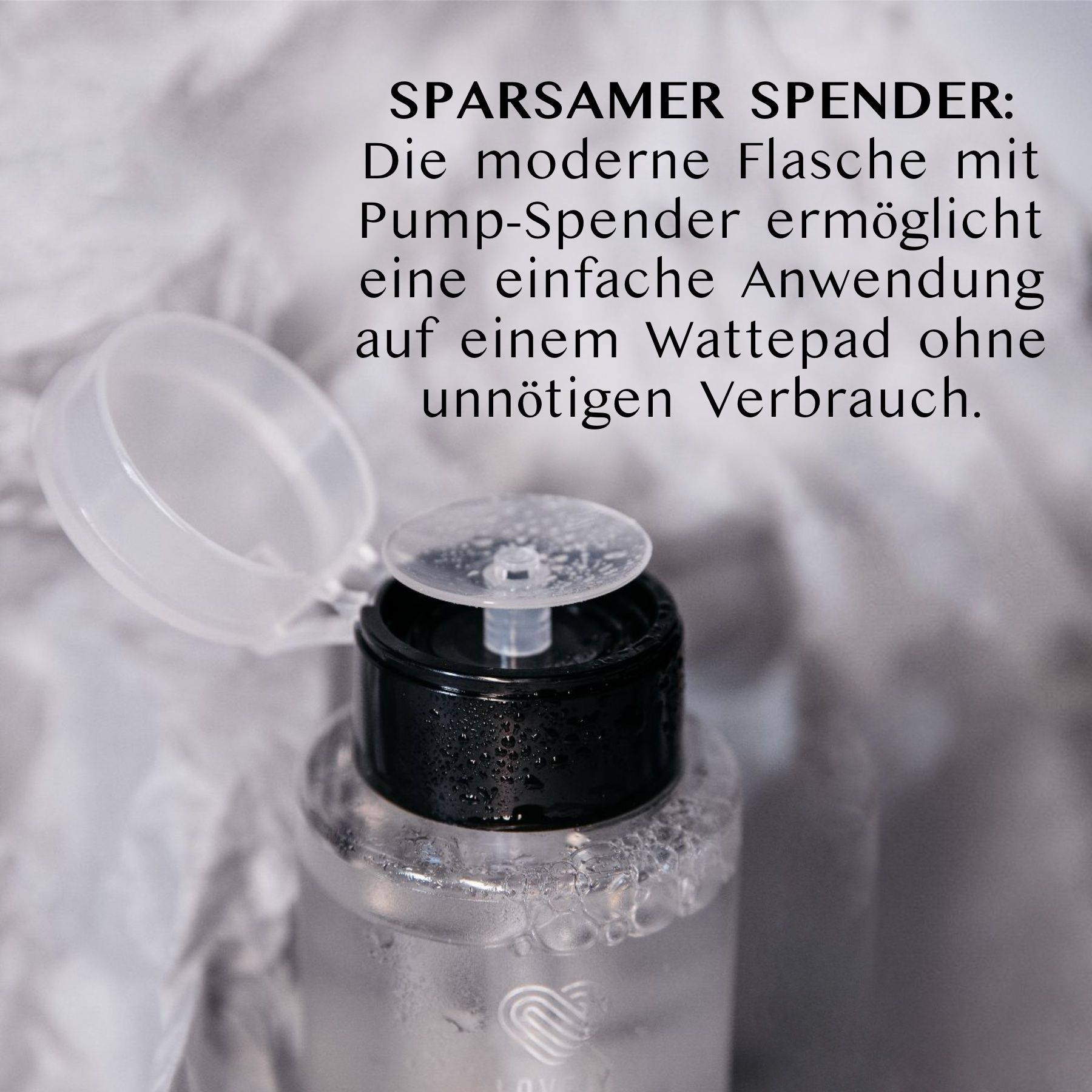 Nahaufnahme einer Flasche Mizellenwasser mit geöffnetem Pump-Spender. Text: Sparsamer Spender. Einfache Anwendung auf Wattepad.