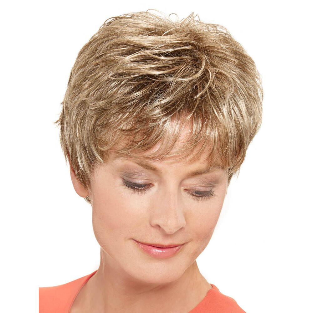 Kurze, blonde Perücke. Frau mit leicht gesenktem Blick. Kurze, gewellte Haare.