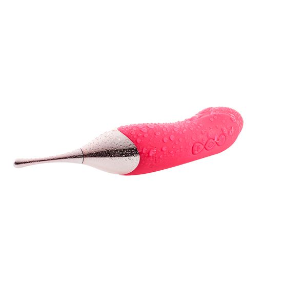 Rosa Stimulator mit silberfarbenem Kopf. Oberfläche mit Tropfen. Auf weißem Hintergrund.