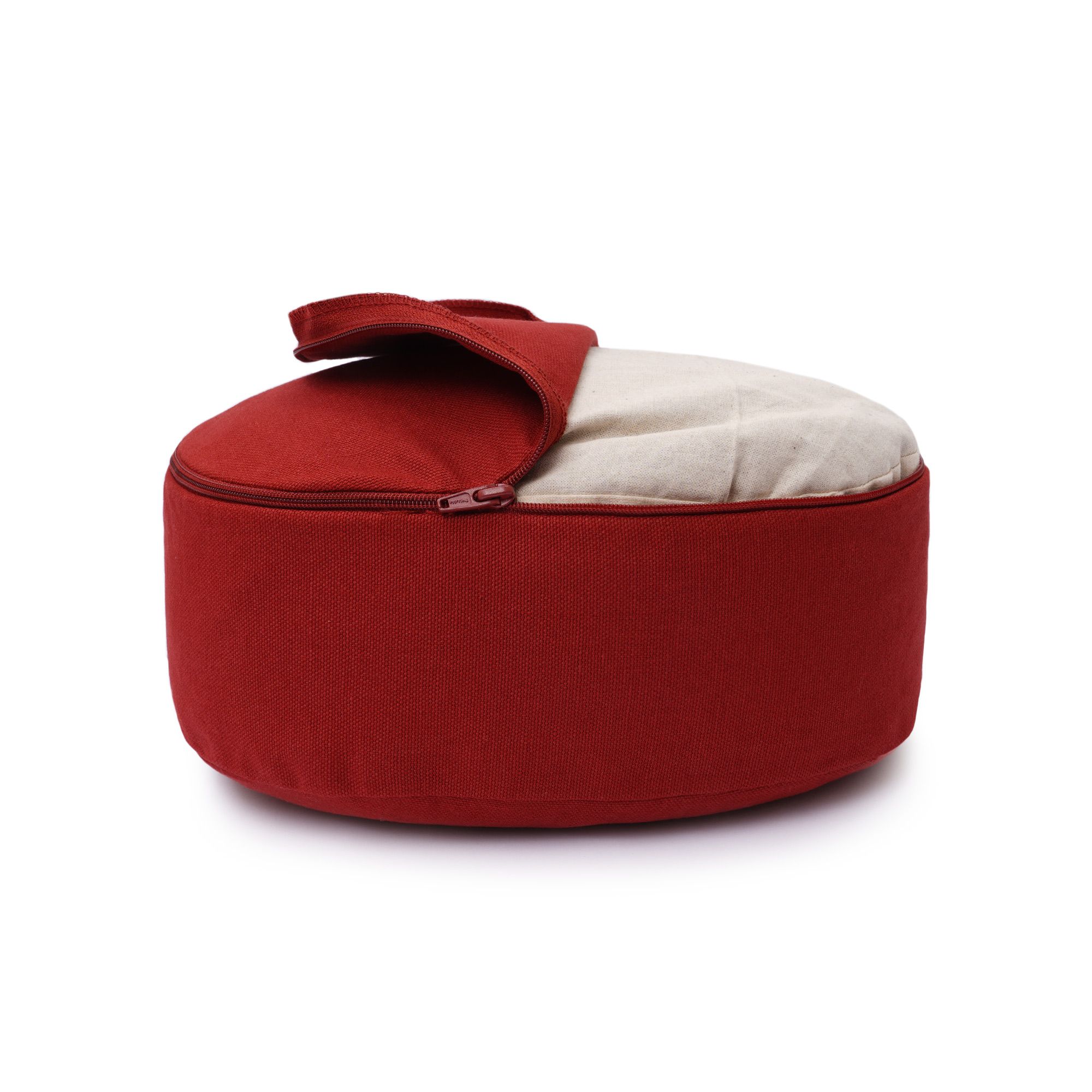 Rotes Yogakissen mit geöffneter Hülle, die den cremefarbenen Innensack freilegt.