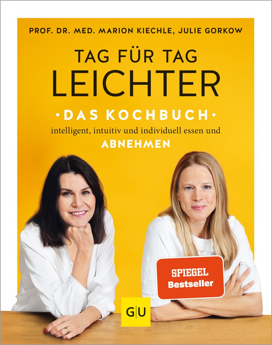 Buchcover mit Titel 'Tag für Tag leichter - das Kochbuch'. Autoren: Marion Kiechle, Julie Gorkow. Auf gelbem Hintergrund, zwei Frauen, rotes 'Spiegel Bestseller' Siegel.