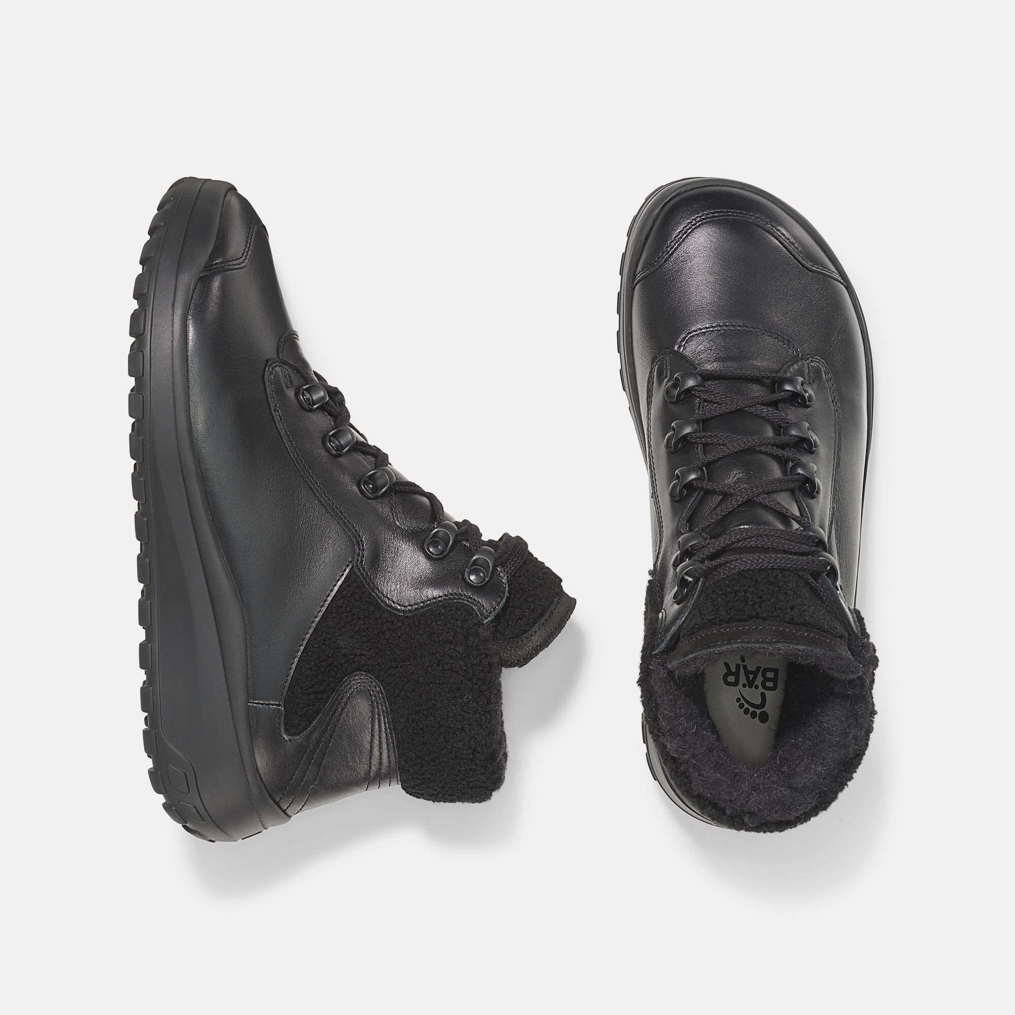 Zwei schwarze Leder-Stiefeletten mit Teddyfutter, Ansicht von oben.