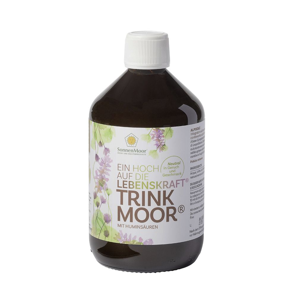 Braune Flüssigkeit in einer Flasche mit weißem Deckel. Auf dem Etikett steht "Trinkmoor" und "Ein Hoch auf die Lebenskraft".