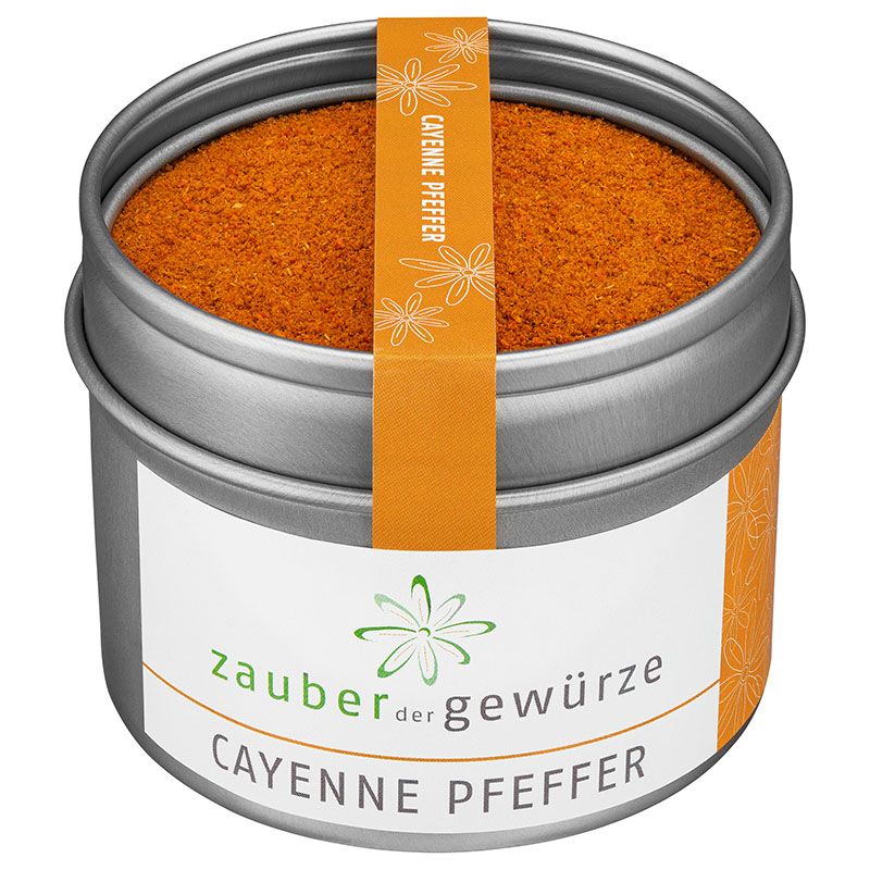 Runde Dose mit Cayennepfeffer. Orangefarbenes Pulver in einer silbernen Dose mit weißem Etikett und orangefarbenem Streifen mit Text.