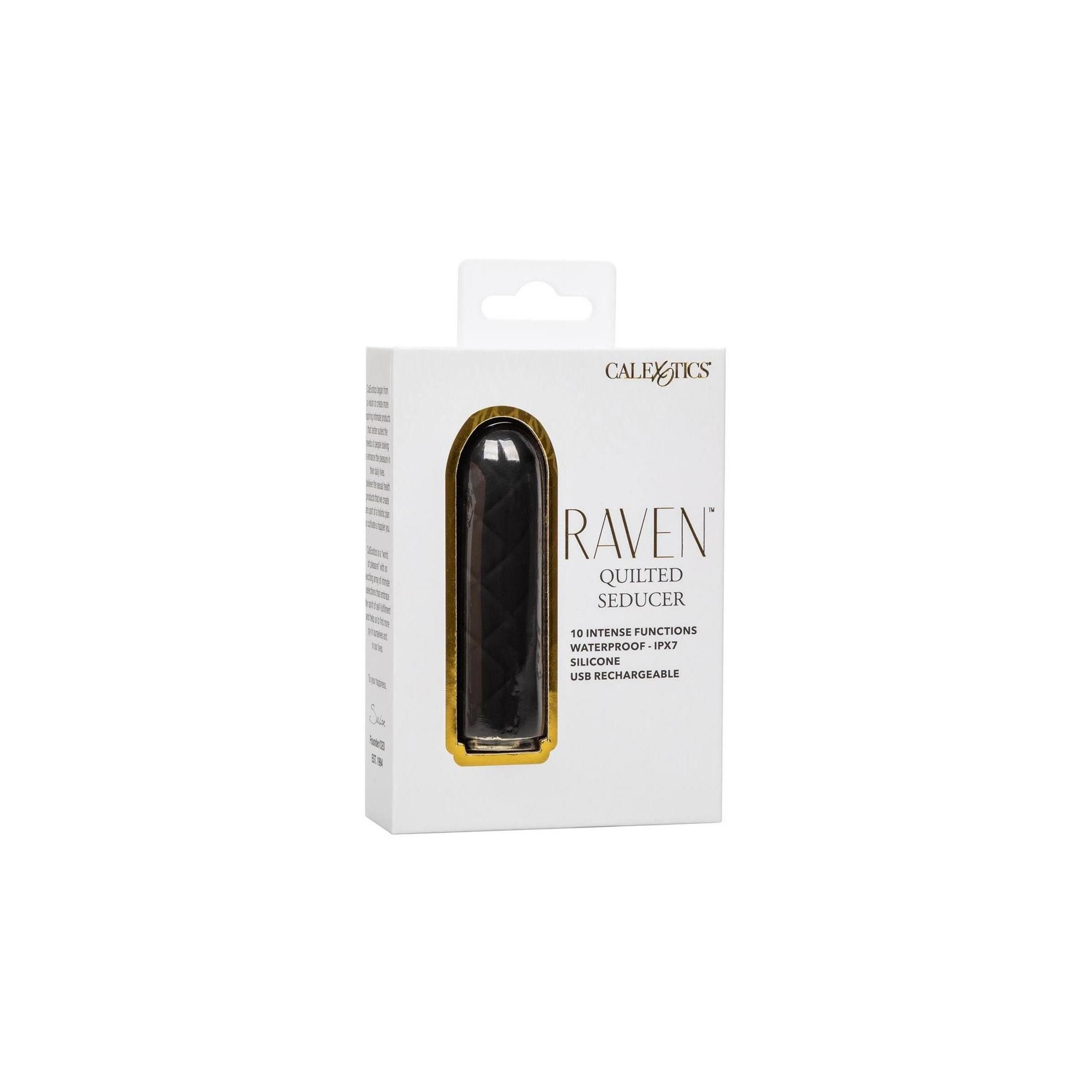 Verpackung des CalExotics Raven Quilted Seducer. Schwarzes Produkt in weißer Schachtel. Produktname und Funktionen sind aufgedruckt.