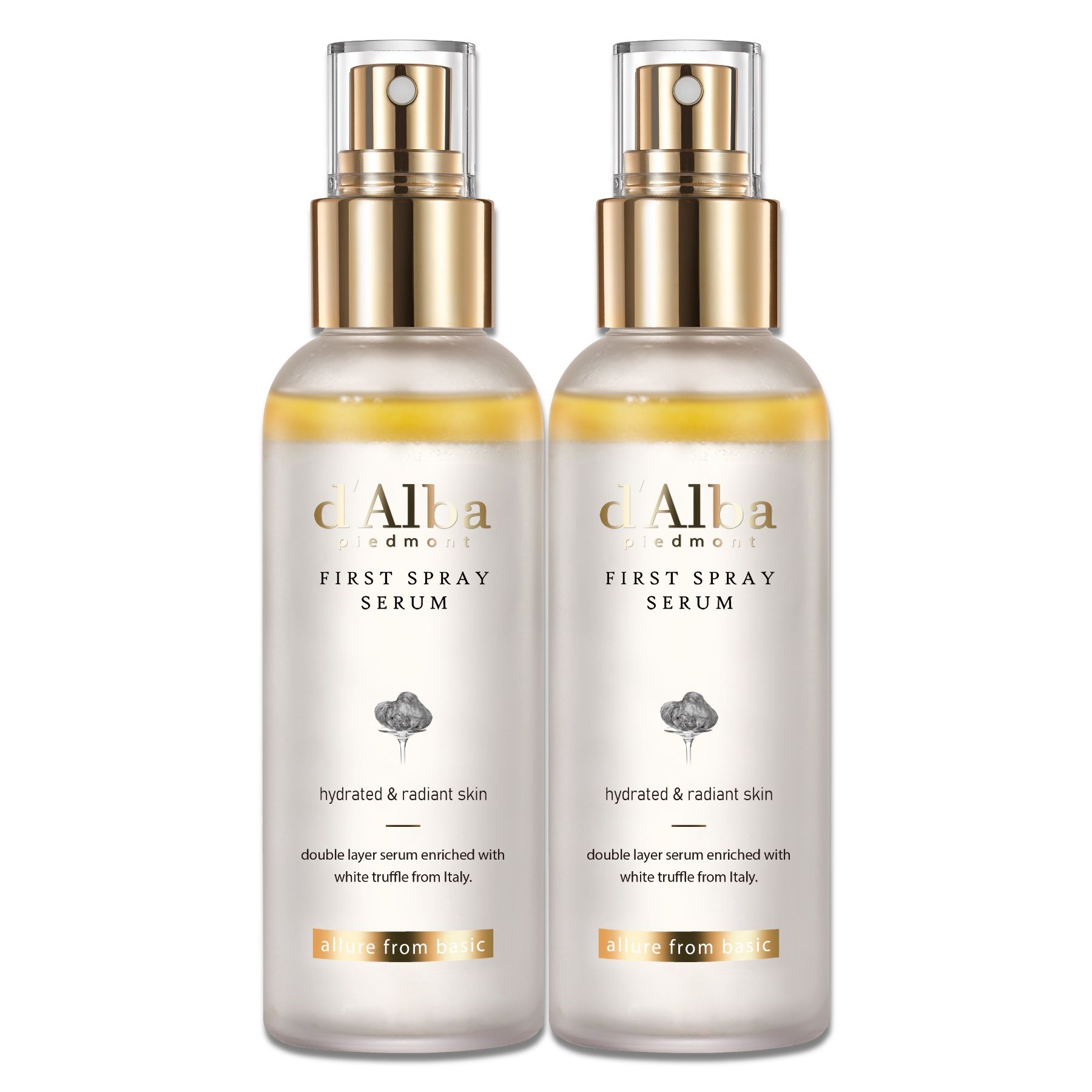 Zwei Sprühflaschen mit goldfarbenen Kappen. Aufschrift: d'Alba, First Spray Serum. Text: hydrated & radiant skin, double layer serum.